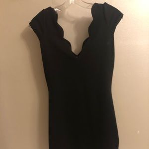 Cooperative fitted dress with scalloped v-neck